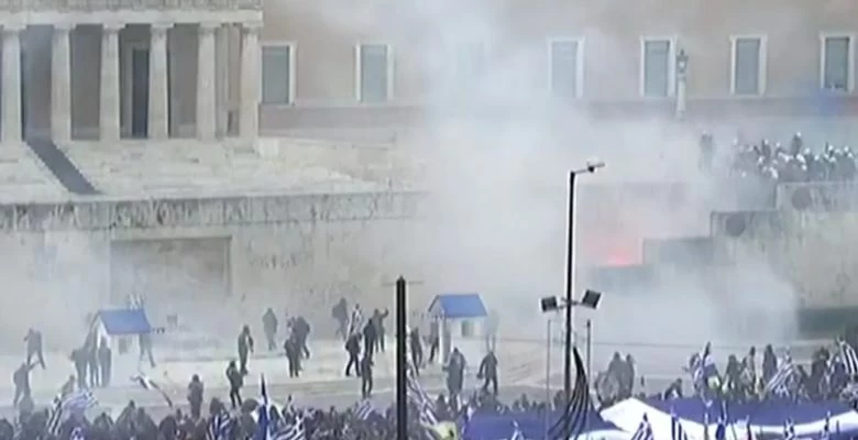 Αστυνομικοί με πολιτικά έριξαν χημικά σε γυναίκες – Αντέδρασαν οι άνδρες τους